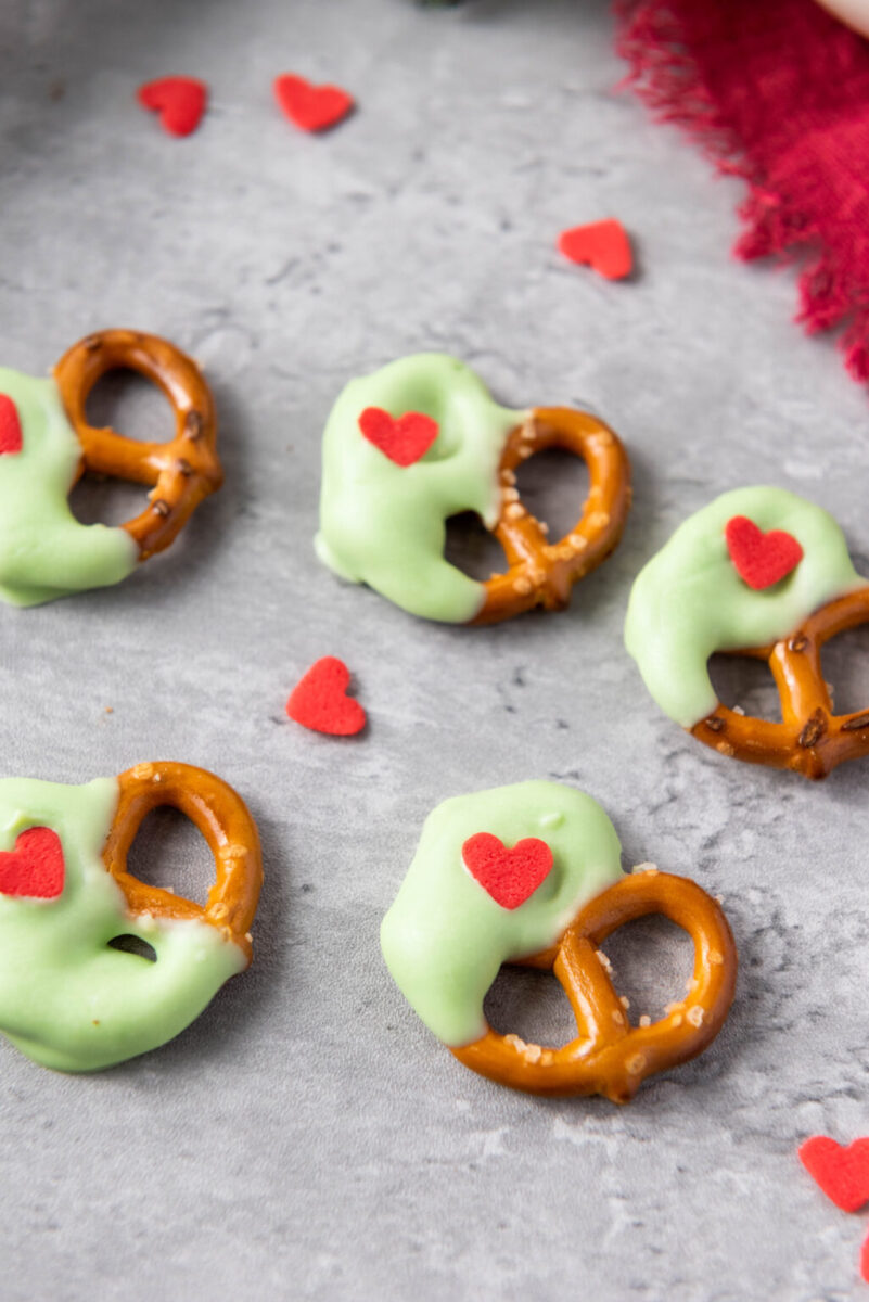 grinch christmas pretzels
